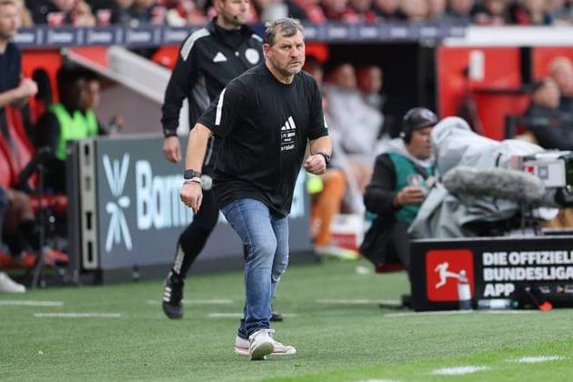 GER, 1.FBL. Bayer 04 Leverkusen vs. 1. FC Union Berlin 04.10.2025, BayArena, Leverkusen, GER, 1.FBL. Bayer 04 Leverkusen vs. 1. FC Union Berlin , im Bild: Steffen Baumgart (Union Berlin), regt sich heftig auf, Gestik, Mimik, Emotionen, unzufrieden enttaeuscht niedergeschlagen,