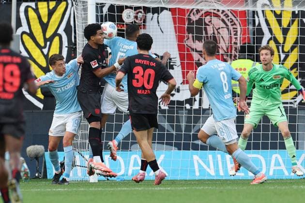 GER, 1.FBL. Bayer 04 Leverkusen vs. 1. FC Union Berlin 04.10.2025, BayArena, Leverkusen, GER, 1.FBL. Bayer 04 Leverkusen vs. 1. FC Union Berlin , im Bild: Torchance per Kopfball von Malik Tillmann (Leverkusen 10),