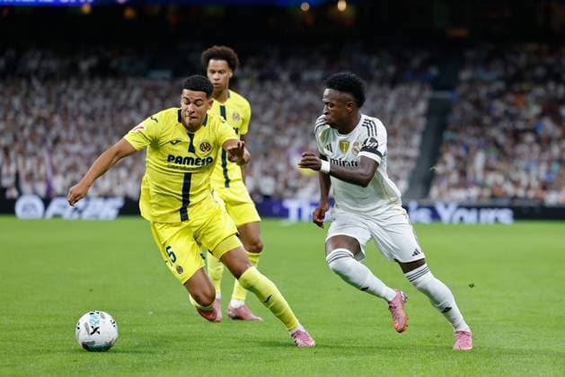 October 4, 2025, Madrid, Madrid, Spain: Vinicius Junior of Real Madrid CF and Santiago Mourino of Villarreal CF compete for the ball during the Spanish League, LaLiga EA Sports, football match played between Real Madrid and Villarreal CF at Santiago Bernabeu stadium on October 04, 2025, in Madrid, Spain. Madrid Spain - ZUMAa181 20251004_zaa_a181_333 Copyright: xDennisxAgyemanx