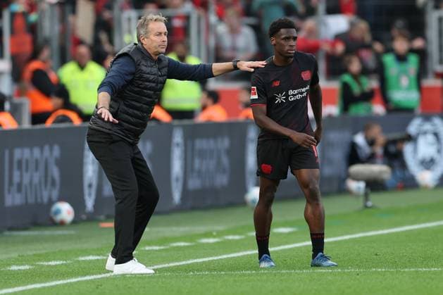 GER, 1.FBL. Bayer 04 Leverkusen vs. 1. FC Union Berlin 04.10.2025, BayArena, Leverkusen, GER, 1.FBL. Bayer 04 Leverkusen vs. 1. FC Union Berlin , im Bild: Kaspar Hjulmand Cheftrainer Headcoach (Bayer 04 Leverkusen), hat ein paar Anweisungen an Ernest Poku (Leverkusen 19),