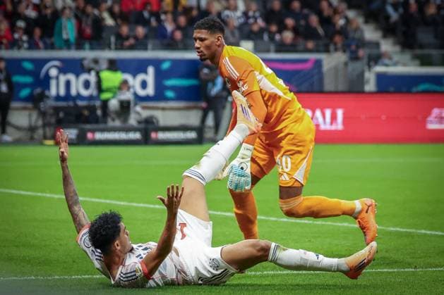 Luis Diaz 14 (FC Bayern Muenchen) moniert ein Foulspiel von Kaua Santos 40 (Eintracht Frankfurt), Eintracht Frankfurt vs. FC Bayern Muenchen, DFL, Bundesliga, Saison 2025 2026, Deutsche Bank Park, Hinrunde, 6. Spieltag, 04.10.2025 DFB regulations prohibit any use of photographs as image sequences and or quasi-video Frankfurt Hessen Deutschland