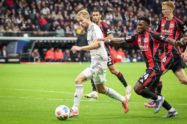 Konrad Laimer 27 (FC Bayern Muenchen) verfolgt von Aurelio Buta 24 (Eintracht Frankfurt) und Hugo Larsson 16 (Eintracht Frankfurt), Eintracht Frankfurt vs. FC Bayern Muenchen, DFL, Bundesliga, Saison 2025 2026, Deutsche Bank Park, Hinrunde, 6. Spieltag, 04.10.2025 DFB regulations prohibit any use of photographs as image sequences and or quasi-video Frankfurt Hessen Deutschland