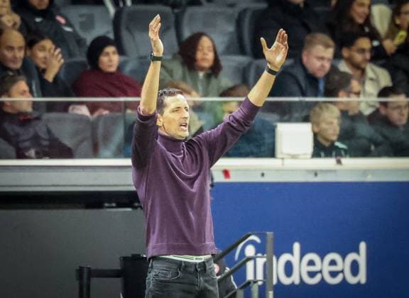Chef-Trainer Dino Toppmoeller (Eintracht Frankfurt) reisst die Haende nach oben, gibt Anweisungen, Eintracht Frankfurt vs. FC Bayern Muenchen, DFL, Bundesliga, Saison 2025 2026, Deutsche Bank Park, Hinrunde, 6. Spieltag, 04.10.2025 DFB regulations prohibit any use of photographs as image sequences and or quasi-video Frankfurt Hessen Deutschland