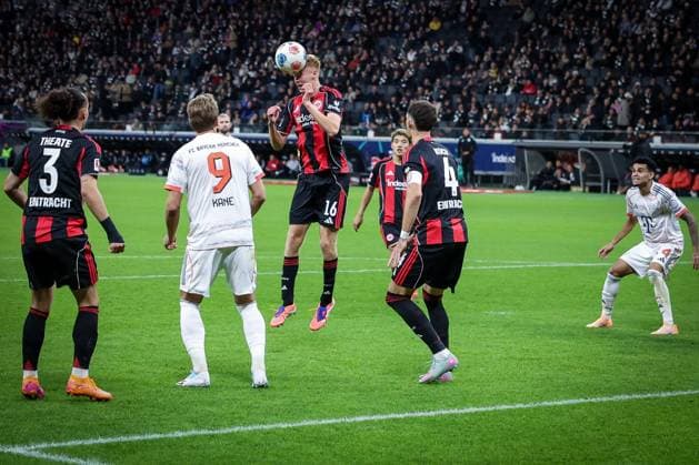 Kopfball von Hugo Larsson 16 (Eintracht Frankfurt)ü,m Arthur Theate 3 (Eintracht Frankfurt), Harry Kane 9 (FC Bayern Muenchen), Robin Koch 4 (Eintracht Frankfurt) und Luis Diaz 14 (FC Bayern Muenchen) schauen zu, Eintracht Frankfurt vs. FC Bayern Muenchen, DFL, Bundesliga, Saison 2025 2026, Deutsche Bank Park, Hinrunde, 6. Spieltag, 04.10.2025 DFB regulations prohibit any use of photographs as image sequences and or quasi-video Frankfurt Hessen Deutschland