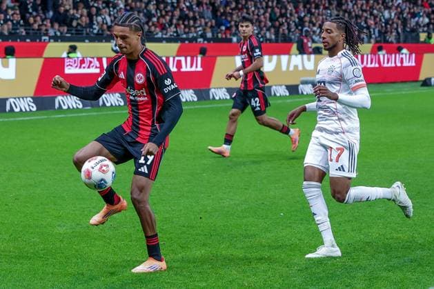 links nach rechts: Jean-Matteo Bahoya 19 (Eintracht Frankfurt) vor Michael Olise 17 (FC Bayern Muenchen) am Ball, Can Uzun 42 (Eintracht Frankfurt) im Hintergrund schaut zu, Eintracht Frankfurt vs. FC Bayern Muenchen, DFL, Bundesliga, Saison 2025 2026, Deutsche Bank Park, Hinrunde, 6. Spieltag, 04.10.2025 DFB regulations prohibit any use of photographs as image sequences and or quasi-video Frankfurt Hessen Deutschland