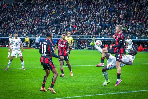 Seitfallzieher vom mit aufgerueckten Dayot Upamecano 2 (FC Bayern Muenchen), den Jean-Matteo Bahoya 19 (Eintracht Frankfurt) und Jonathan Burkardt 9 (Eintracht Frankfurt) nicht blocken koennen, Eintracht Frankfurt vs. FC Bayern Muenchen, DFL, Bundesliga, Saison 2025 2026, Deutsche Bank Park, Hinrunde, 6. Spieltag, 04.10.2025 DFB regulations prohibit any use of photographs as image sequences and or quasi-video Frankfurt Hessen Deutschland