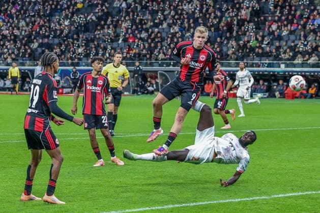Seitfallzieher vom mit aufgerueckten Dayot Upamecano 2 (FC Bayern Muenchen), den Jean-Matteo Bahoya 19 (Eintracht Frankfurt) und Jonathan Burkardt 9 (Eintracht Frankfurt) nicht blocken koennen, Eintracht Frankfurt vs. FC Bayern Muenchen, DFL, Bundesliga, Saison 2025 2026, Deutsche Bank Park, Hinrunde, 6. Spieltag, 04.10.2025 DFB regulations prohibit any use of photographs as image sequences and or quasi-video Frankfurt Hessen Deutschland