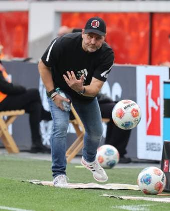 Cheftrainer Steffen Baumgart (Berlin) wirft einen Ball, Leverkusen, Deutschland, 04.10.2025, Fussball Bundesliga, 6. Spieltag, Bayer 04 Leverkusen - 1.FC Union Berlin. DFL REGULATIONS PROHIBIT ANY USE OF PHOTOGRAPHS AS IMAGE SEQUENCES AND OR QUASI-VIDEO