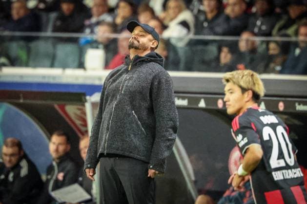 Chef-Trainer Vincent Kompany (FC Bayern Muenchen) streckt sich nach hinten, ist nicht gluecklich mit einer Aktion seiner Mannschaft, Eintracht Frankfurt vs. FC Bayern Muenchen, DFL, Bundesliga, Saison 2025 2026, Deutsche Bank Park, Hinrunde, 6. Spieltag, 04.10.2025 DFB regulations prohibit any use of photographs as image sequences and or quasi-video Frankfurt Hessen Deutschland