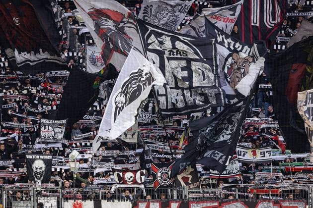 04.10.2025, xovx, Fußball Bundesliga, Eintracht Frankfurt - FC Bayern München Fans von Eintracht Frankfurt (DFL DFB REGULATIONS PROHIBIT ANY USE OF PHOTOGRAPHS as IMAGE SEQUENCES and or QUASI-VIDEO) emspor Frankfurt am Main