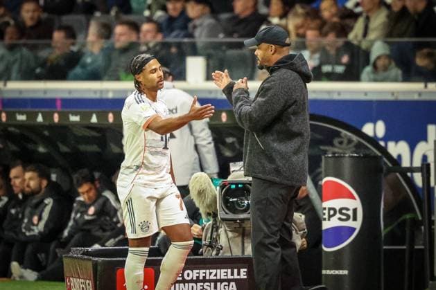 Chef-Trainer Vincent Kompany (FC Bayern Muenchen), rechts, klatscht Serge Gnabry 7 (FC Bayern Muenchen) nach dessen Auwechslung ab, Eintracht Frankfurt vs. FC Bayern Muenchen, DFL, Bundesliga, Saison 2025 2026, Deutsche Bank Park, Hinrunde, 6. Spieltag, 04.10.2025 DFB regulations prohibit any use of photographs as image sequences and or quasi-video Frankfurt Hessen Deutschland