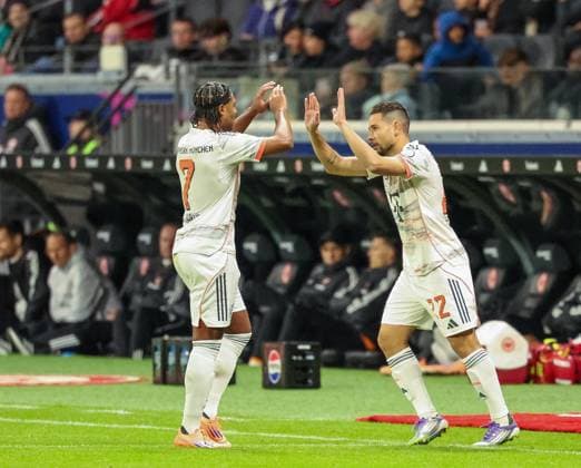 Raphael Guerreiro 22 (FC Bayern Muenchen), rechts, kommt fuer Serge Gnabry 7 (FC Bayern Muenchen), Einwechslung, Eintracht Frankfurt vs. FC Bayern Muenchen, DFL, Bundesliga, Saison 2025 2026, Deutsche Bank Park, Hinrunde, 6. Spieltag, 04.10.2025 DFB regulations prohibit any use of photographs as image sequences and or quasi-video Frankfurt Hessen Deutschland