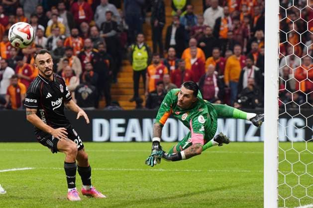 ISTANBUL, TURKEY - OCTOBER 4: Golkeeper Ugurcan Cakir of Galatasaray SK and Gokhan Sazdagi of Besiktas JK battle for the ball during the Trendyol Turkish Super League match between Galatasaray SK and Besiktas JK at Rams Park Stadium on October 4, 2025 in Istanbul, Turkey. (Photo by Seskimphoto ) Galatasaray v Besiktas - Trendyol Turkish Super League 