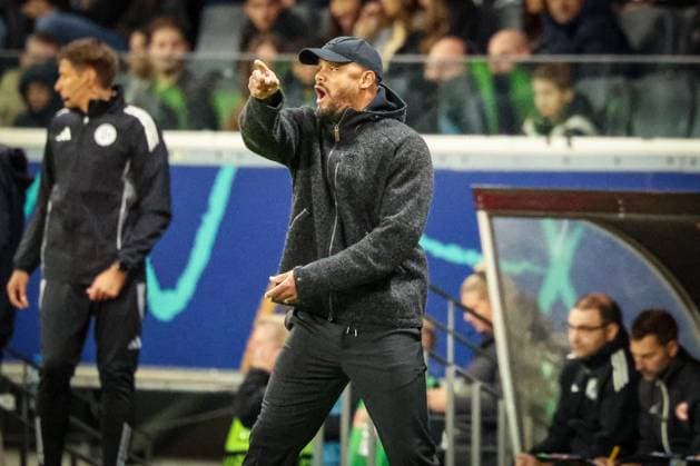 Chef-Trainer Vincent Kompany (FC Bayern Muenchen) gestikuliert, gibt Anweisungen, Eintracht Frankfurt vs. FC Bayern Muenchen, DFL, Bundesliga, Saison 2025 2026, Deutsche Bank Park, Hinrunde, 6. Spieltag, 04.10.2025 DFB regulations prohibit any use of photographs as image sequences and or quasi-video Frankfurt Hessen Deutschland