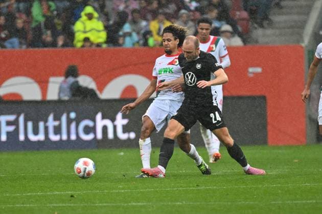 GER, Bayern, Augsburg, Fussball, FC Augsburg - VfL Wolfsburg, in der WWK Arena, Augsburg, 6. Spieltag, 04.10.25, v.l. Han Noah Massengo (FC Augsburg, 4), Christian Eriksen (VfL Wolfsburg, 24), im Zweikampf um den Ball DFL DFB regulations prohibit any use of photographs as image sequences and or quasi-video, Copyright: HMB-Media MichaelxNibel