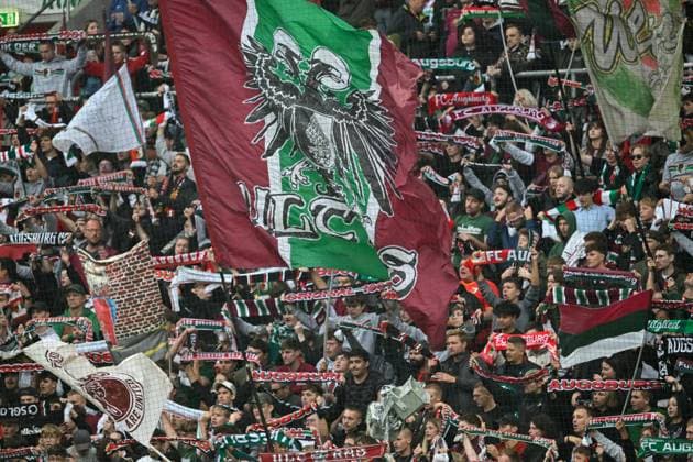 GER, Bayern, Augsburg, Fussball, FC Augsburg - VfL Wolfsburg, in der WWK Arena, Augsburg, 6. Spieltag, 04.10.25, v.l. FC Augsburg Fankurve, Ultras, Legio Augusta, Fanszene Augsburg DFL DFB regulations prohibit any use of photographs as image sequences and or quasi-video, Copyright: HMB-Media MichaelxNibel