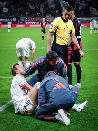 Harry Kane 9 (FC Bayern Muenchen) hat Schmerzen, wird behandelt nach einem Zusammenstoss mit Frankfurters Keeper Santos, Referee Schiedsrichter Daniel Siebert schaut zu, Eintracht Frankfurt vs. FC Bayern Muenchen, DFL, Bundesliga, Saison 2025 2026, Deutsche Bank Park, Hinrunde, 6. Spieltag, 04.10.2025 DFB regulations prohibit any use of photographs as image sequences and or quasi-video Frankfurt Hessen Deutschland