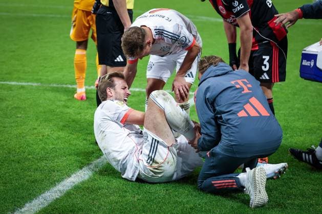 Harry Kane 9 (FC Bayern Muenchen) mit schmerzverzerrtem Gesicht, wird behandelt nach einem Zusammenprall mit Frankfurters Keeper Santos, mit Joshua Kimmich 6 (FC Bayern Muenchen), Eintracht Frankfurt vs. FC Bayern Muenchen, DFL, Bundesliga, Saison 2025 2026, Deutsche Bank Park, Hinrunde, 6. Spieltag, 04.10.2025 DFB regulations prohibit any use of photographs as image sequences and or quasi-video Frankfurt Hessen Deutschland