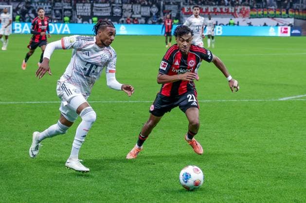 Michael Olise 17 (FC Bayern Muenchen) in Aktion mit Nathaniel Brown 21 (Eintracht Frankfurt), Eintracht Frankfurt vs. FC Bayern Muenchen, DFL, Bundesliga, Saison 2025 2026, Deutsche Bank Park, Hinrunde, 6. Spieltag, 04.10.2025 DFB regulations prohibit any use of photographs as image sequences and or quasi-video Frankfurt Hessen Deutschland