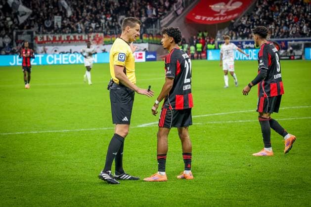 Referee Schiedsrichter Daniel Siebert im Gespraech mit Nathaniel Brown 21 (Eintracht Frankfurt), Eintracht Frankfurt vs. FC Bayern Muenchen, DFL, Bundesliga, Saison 2025 2026, Deutsche Bank Park, Hinrunde, 6. Spieltag, 04.10.2025 DFB regulations prohibit any use of photographs as image sequences and or quasi-video Frankfurt Hessen Deutschland