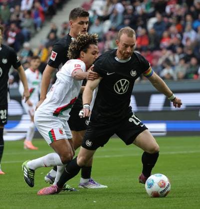 04.10.2025, 1. Bundesliga , FC Augsburg vs VfL Wolfsburg, WWK Arena Augsburg , Fussball, im Bild: Han-Noah Massengo (FC Augsburg) vs Maximilian Arnold (VfL Wolfsburg)