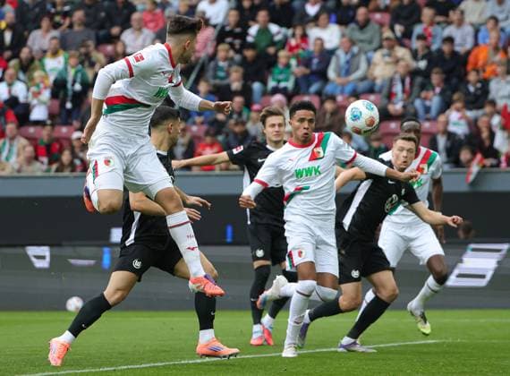 04.10.2025, 1. Bundesliga , FC Augsburg vs VfL Wolfsburg, WWK Arena Augsburg , Fussball, im Bild: Elvis Rexhbecaj (FC Augsburg), Noahkai Banks (FC Augsburg) zum 1:0