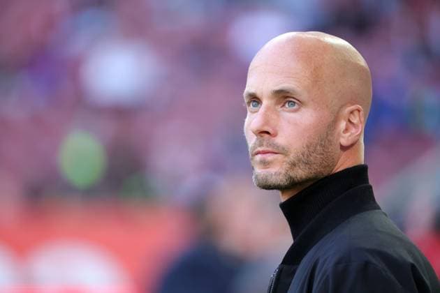 04.10.2025, 1. Bundesliga , FC Augsburg vs VfL Wolfsburg, WWK Arena Augsburg , Fussball, im Bild: Paul Simonis (VfL Wolfsburg)