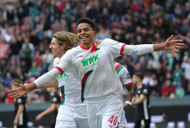 04.10.2025, 1. Bundesliga , FC Augsburg vs VfL Wolfsburg, WWK Arena Augsburg , Fussball, im Bild: Kristijan Jakic (FC Augsburg) und Noahkai Banks (FC Augsburg) jubeln zum 1:0 *** 04 10 2025, 1 Bundesliga , FC Augsburg vs VfL Wolfsburg, WWK Arena Augsburg , Soccer, Sports, in the picture Kristijan Jakic FC Augsburg and Noahkai Banks FC Augsburg cheer to 1 0