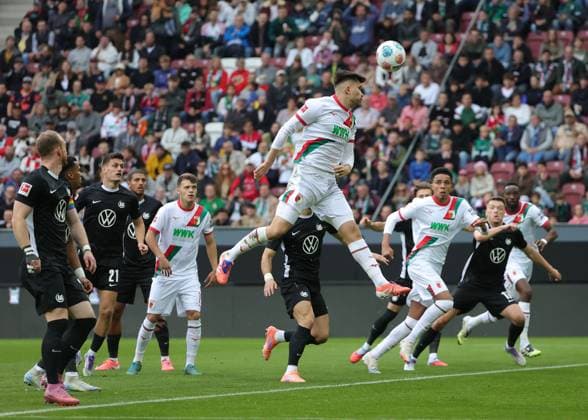 04.10.2025, 1. Bundesliga , FC Augsburg vs VfL Wolfsburg, WWK Arena Augsburg , Fussball, im Bild: Elvis Rexhbecaj (FC Augsburg), Noahkai Banks (FC Augsburg) zum 1:0