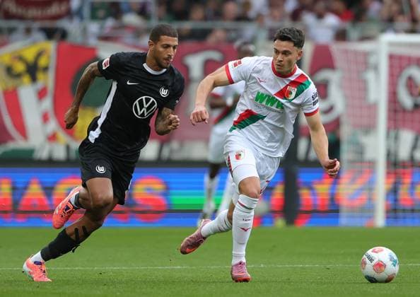 04.10.2025, 1. Bundesliga , FC Augsburg vs VfL Wolfsburg, WWK Arena Augsburg , Fussball, im Bild: Vini Souza (VfL Wolfsburg) vs Fabian Rieder (FC Augsburg)