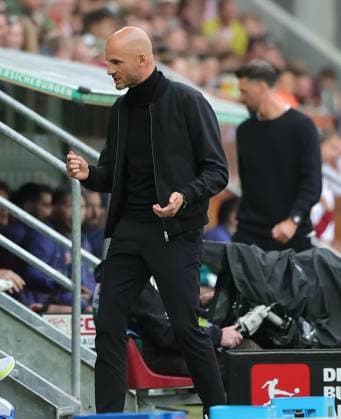 04.10.2025, 1. Bundesliga , FC Augsburg vs VfL Wolfsburg, WWK Arena Augsburg , Fussball, im Bild: Paul Simonis (VfL Wolfsburg) versteht die Welt nicht mehr