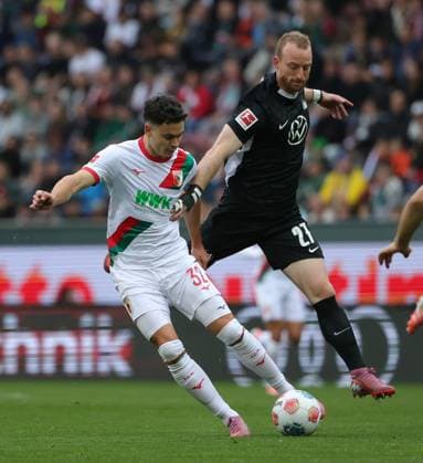 04.10.2025, 1. Bundesliga , FC Augsburg vs VfL Wolfsburg, WWK Arena Augsburg , Fussball, im Bild: Fabian Rieder (FC Augsburg) vs Maximilian Arnold (VfL Wolfsburg)