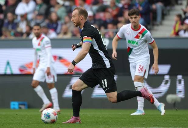 04.10.2025, 1. Bundesliga , FC Augsburg vs VfL Wolfsburg, WWK Arena Augsburg , Fussball, im Bild: Maximilian Arnold (VfL Wolfsburg) vs Mert Koemuer (FC Augsburg)