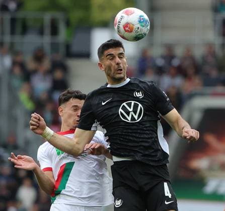 04.10.2025, 1. Bundesliga , FC Augsburg vs VfL Wolfsburg, WWK Arena Augsburg , Fussball, im Bild: Fabian Rieder (FC Augsburg) vs Konstantinos Koulierakis (VfL Wolfsburg)