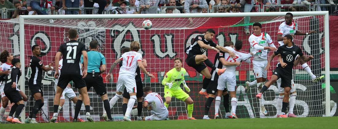 04.10.2025, 1. Bundesliga , FC Augsburg vs VfL Wolfsburg, WWK Arena Augsburg , Fussball, im Bild: Gefahr vor dem Ausburger Tor