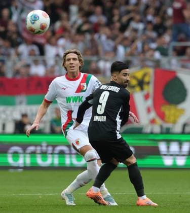 04.10.2025, 1. Bundesliga , FC Augsburg vs VfL Wolfsburg, WWK Arena Augsburg , Fussball, im Bild: Kristijan Jakic (FC Augsburg) vs Mohamed Amoura (VfL Wolfsburg)