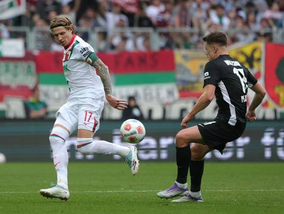 04.10.2025, 1. Bundesliga , FC Augsburg vs VfL Wolfsburg, WWK Arena Augsburg , Fussball, im Bild: Kristijan Jakic (FC Augsburg) vs Dzenan Pejcinovic (VfL Wolfsburg)