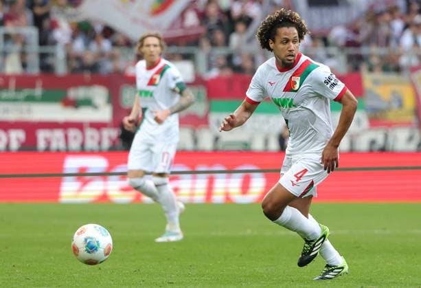 04.10.2025, 1. Bundesliga , FC Augsburg vs VfL Wolfsburg, WWK Arena Augsburg , Fussball, im Bild: Kristijan Jakic (FC Augsburg) und Han-Noah Massengo (FC Augsburg)