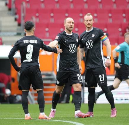 04.10.2025, 1. Bundesliga , FC Augsburg vs VfL Wolfsburg, WWK Arena Augsburg , Fussball, im Bild: Mohamed Amoura (VfL Wolfsburg), Christian Eriksen (VfL Wolfsburg) und Maximilian Arnold (VfL Wolfsburg)