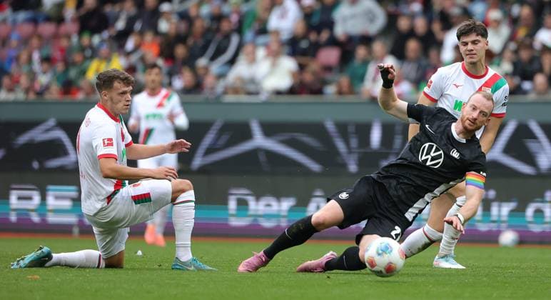 04.10.2025, 1. Bundesliga , FC Augsburg vs VfL Wolfsburg, WWK Arena Augsburg , Fussball, im Bild: Robin Fellhauer (FC Augsburg), fault Maximilian Arnold (VfL Wolfsburg), Mert Koemuer (FC Augsburg)