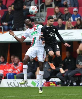 04.10.2025, 1. Bundesliga , FC Augsburg vs VfL Wolfsburg, WWK Arena Augsburg , Fussball, im Bild: Chrislain Matsima (FC Augsburg) vs Samuel Essende (FC Augsburg)
