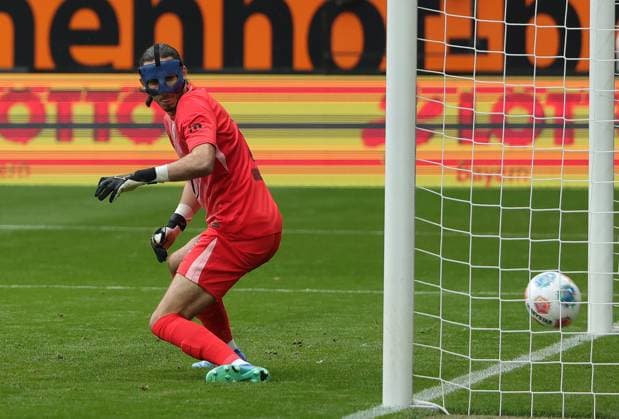04.10.2025, 1. Bundesliga , FC Augsburg vs VfL Wolfsburg, WWK Arena Augsburg , Fussball, im Bild: Kamil Grabara (VfL Wolfsburg) kassiert das 2:0