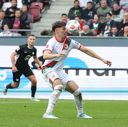 04.10.2025, 1. Bundesliga , FC Augsburg vs VfL Wolfsburg, WWK Arena Augsburg , Fussball, im Bild: Mert Koemuer (FC Augsburg)