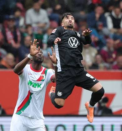 04.10.2025, 1. Bundesliga , FC Augsburg vs VfL Wolfsburg, WWK Arena Augsburg , Fussball, im Bild: Chrislain Matsima (FC Augsburg) vs Mohamed Amoura (VfL Wolfsburg)
