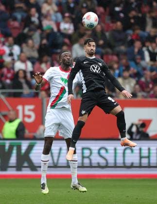 04.10.2025, 1. Bundesliga , FC Augsburg vs VfL Wolfsburg, WWK Arena Augsburg , Fussball, im Bild: Chrislain Matsima (FC Augsburg) vs Mohamed Amoura (VfL Wolfsburg)