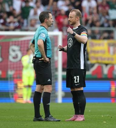 04.10.2025, 1. Bundesliga , FC Augsburg vs VfL Wolfsburg, WWK Arena Augsburg , Fussball, im Bild: Benjamin Brand im Gespraech mit Maximilian Arnold (VfL Wolfsburg)
