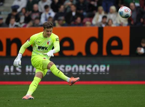 04.10.2025, 1. Bundesliga , FC Augsburg vs VfL Wolfsburg, WWK Arena Augsburg , Fussball, im Bild: Finn Dahmen (FC Augsburg)
