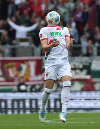 04.10.2025, 1. Bundesliga , FC Augsburg vs VfL Wolfsburg, WWK Arena Augsburg , Fussball, im Bild: Mert Koemuer (FC Augsburg)