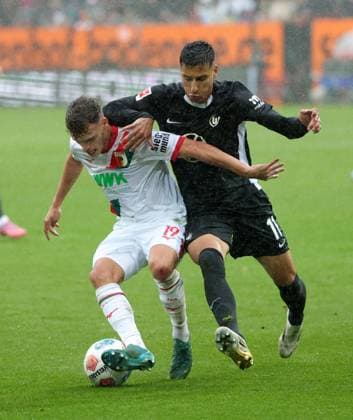 04.10.2025, 1. Bundesliga , FC Augsburg vs VfL Wolfsburg, WWK Arena Augsburg , Fussball, im Bild: Robin Fellhauer (FC Augsburg) vs Adam Daghim (VfL Wolfsburg)