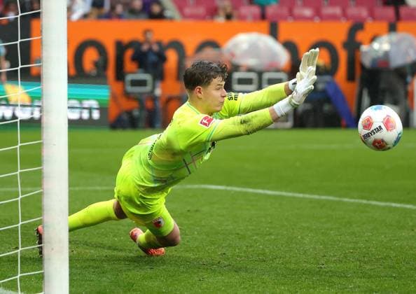 04.10.2025, 1. Bundesliga , FC Augsburg vs VfL Wolfsburg, WWK Arena Augsburg , Fussball, im Bild: Finn Dahmen (FC Augsburg) rettet